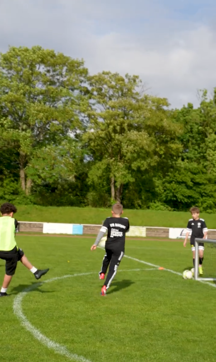 Zwei Coaches der Sinan Kurt Fussballschule im Stadion