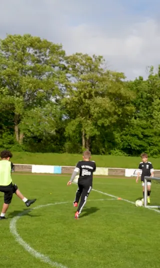 Zwei Coaches der Sinan Kurt Fussballschule im Stadion