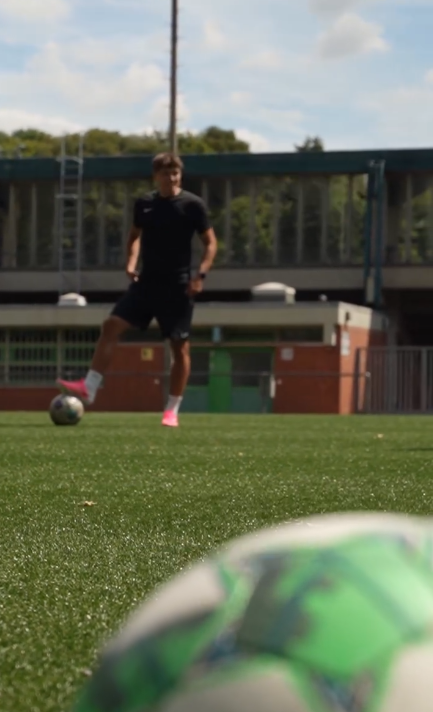 Spieler beim Dribbling auf dem Platz